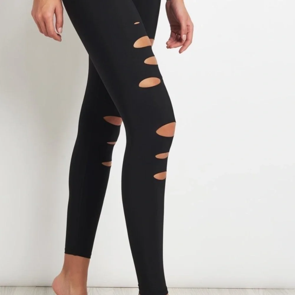 Alo Yoga High Waisted Ripped Warrior Legging in Black Size Extra‎ Small